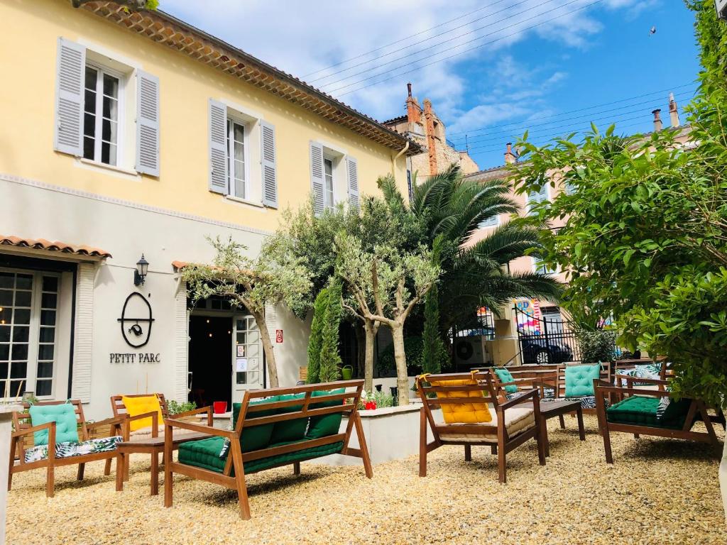 un grupo de sillas sentadas fuera de un edificio en Hôtel du Parc, en Draguignan