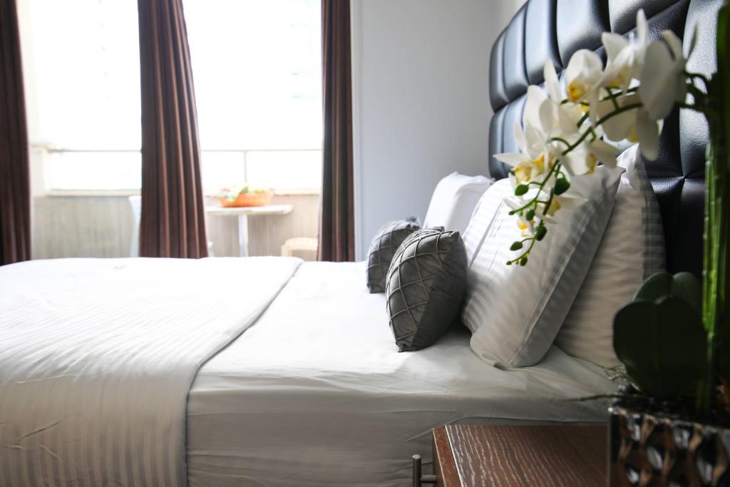 Postel nebo postele na pokoji v ubytování Miami Beach Hotel Tel Aviv