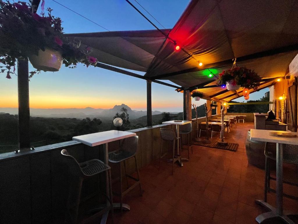 een bar met uitzicht op de bergen bij Relais de Saleccia in Casta