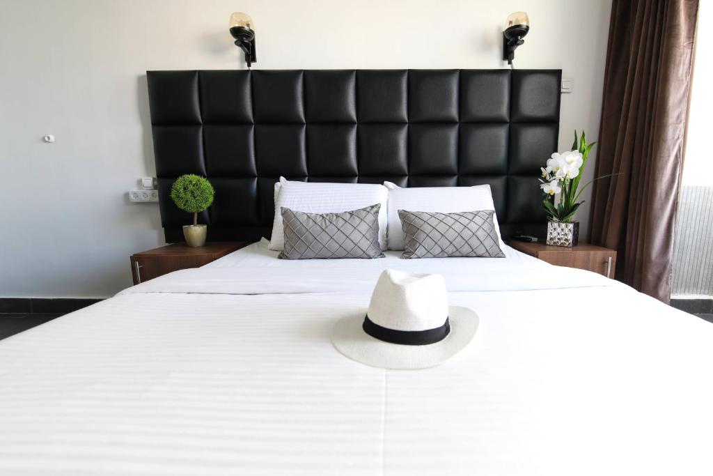 Postel nebo postele na pokoji v ubytování Miami Beach Hotel Tel Aviv