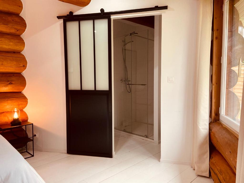 AU COTTAGE DU MEDOC - Proche BORDEAUX - Tweepersoonskamer Met Uitzicht Op De Tuin