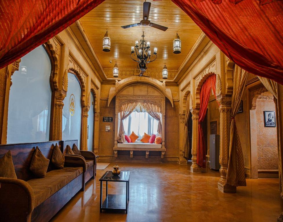 Posezení v ubytování Hotel Lal Garh Fort And Palace