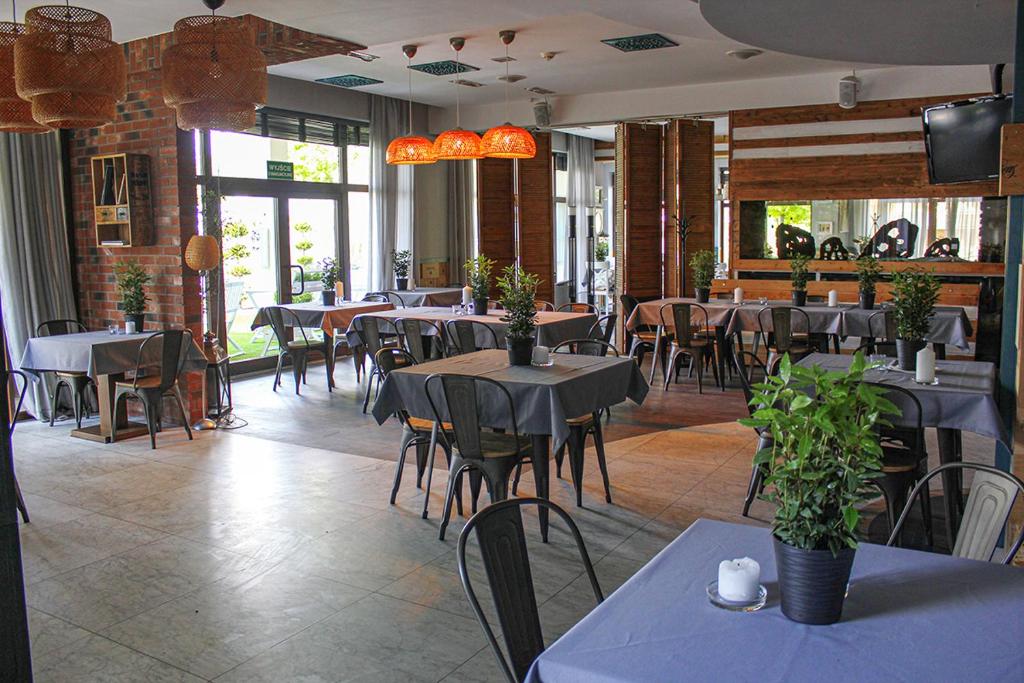 Reštaurácia alebo iné gastronomické zariadenie v ubytovaní Willa Port