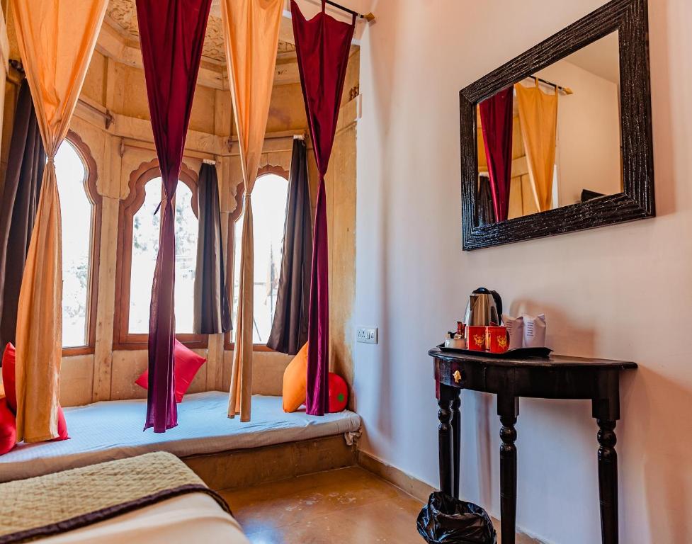 Postel nebo postele na pokoji v ubytování Hotel Lal Garh Fort And Palace