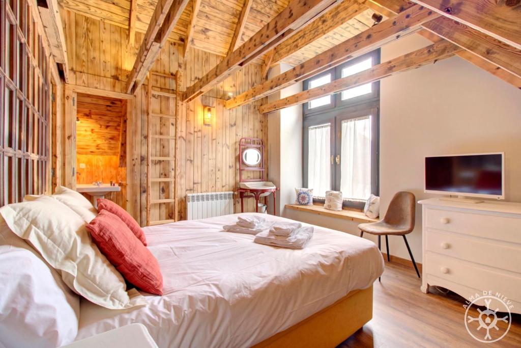 Televízia a/alebo spoločenská miestnosť v ubytovaní CASA ERA CUMA de Alma de Nieve