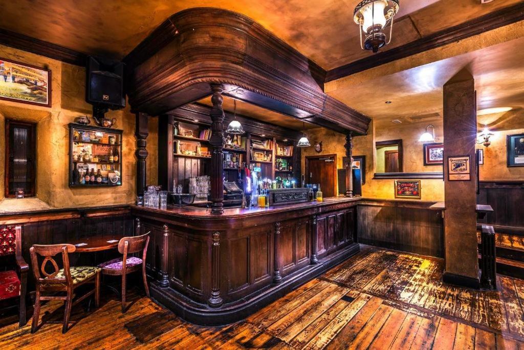 Salone o bar di Queens Hotel