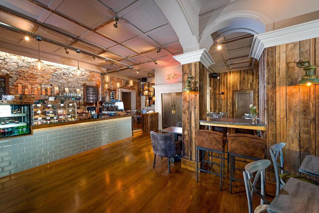 Salone o bar di Queens Hotel
