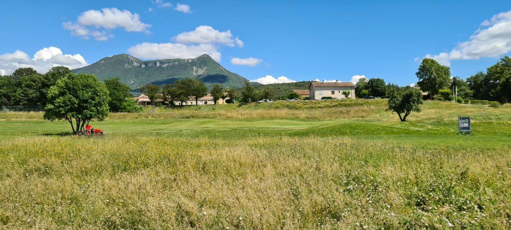 vista su un campo da golf con montagne sullo sfondo di Residence T2 du Golf de Digne a Digne-Les-Bains