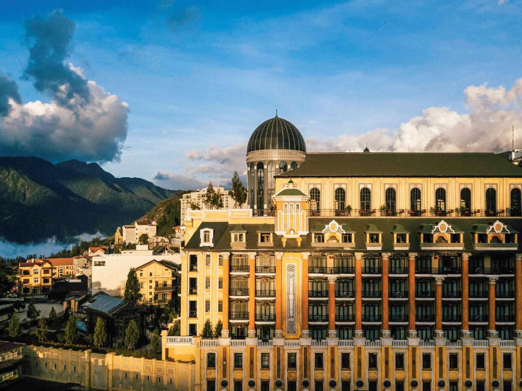 un grande edificio con una cupola sopra di Hotel de la Coupole - MGallery a Sa Pa