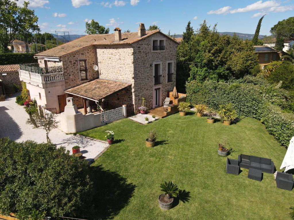 an aerial view of a house with a yard at La Bastide de l'Olivier in Le Muy