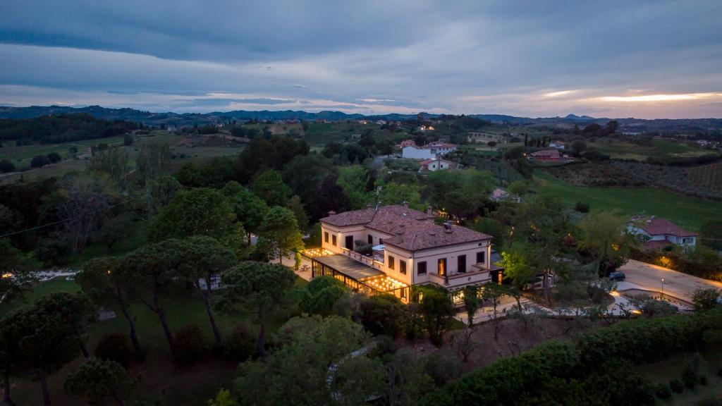Relais Villa Margherita في Longiano: اطلالة جوية على بيت كبير به انوار