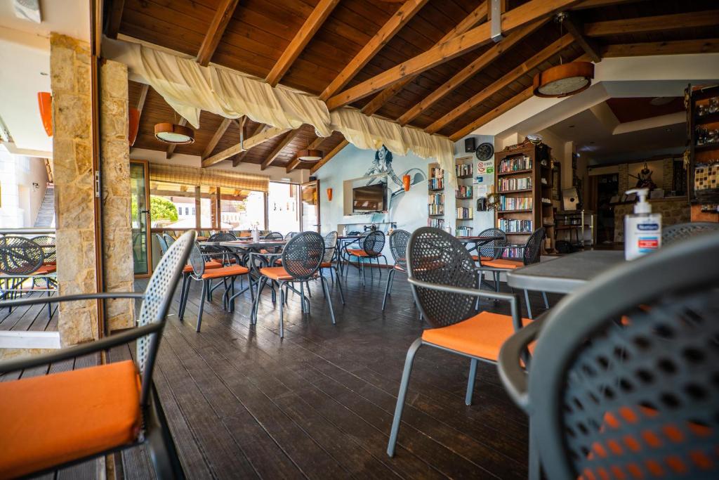 Reštaurácia alebo iné gastronomické zariadenie v ubytovaní Kokalas Resort