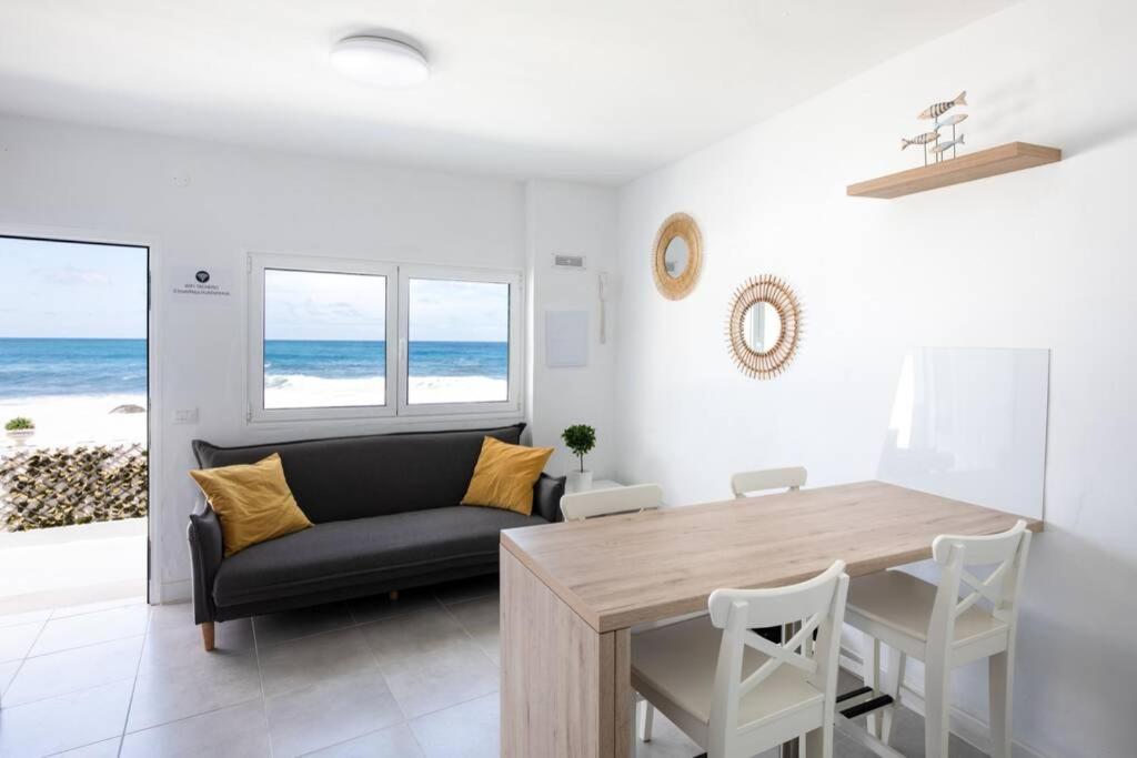 ein Wohnzimmer mit einem Sofa und einem Tisch in der Unterkunft Horizonte Atlántico: Un Rincón en el Paraíso in Azano