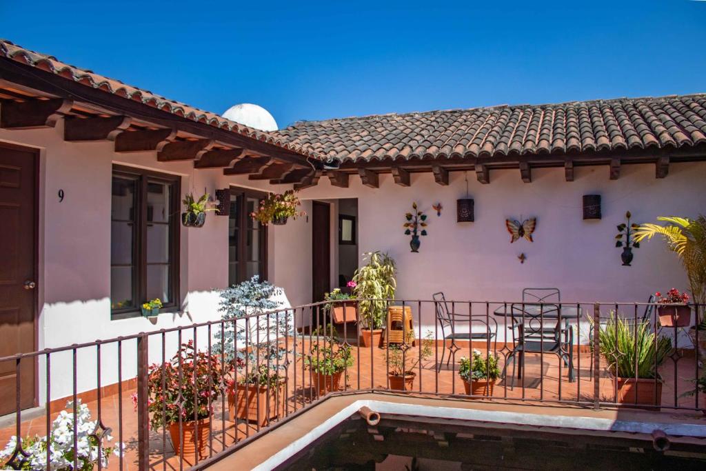 a house with a balcony with a table and chairs at Hotel la Galería in Antigua Guatemala