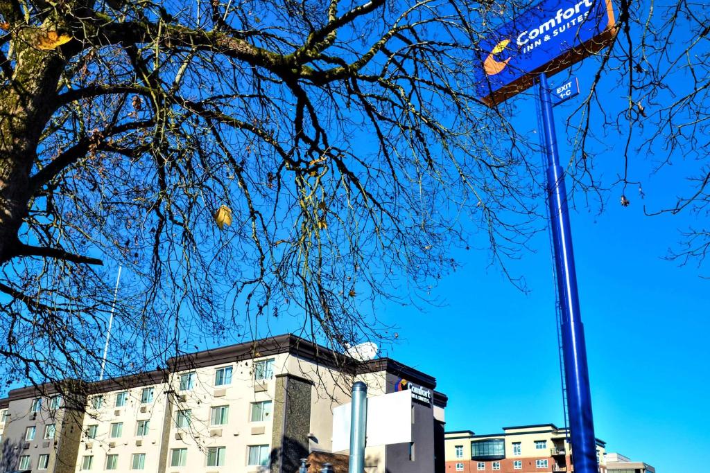 um sinal de rua azul em frente a um edifício em Comfort Inn & Suites Vancouver Downtown City Center em Vancouver