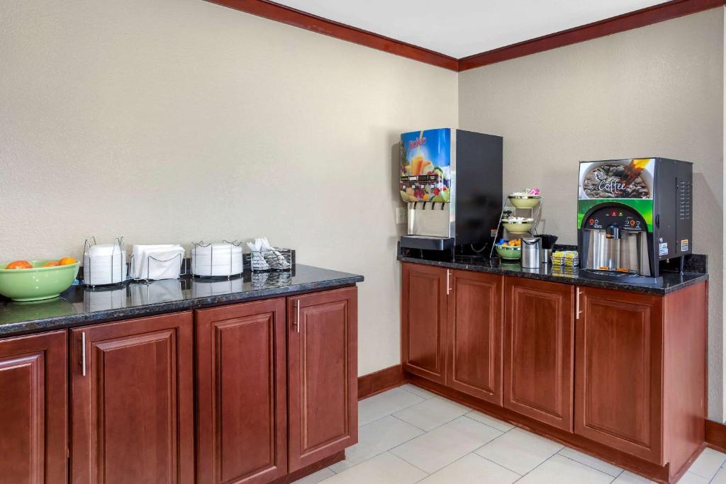 Kuchyň nebo kuchyňský kout v ubytování Comfort Inn Hoffman Estates - Schaumburg