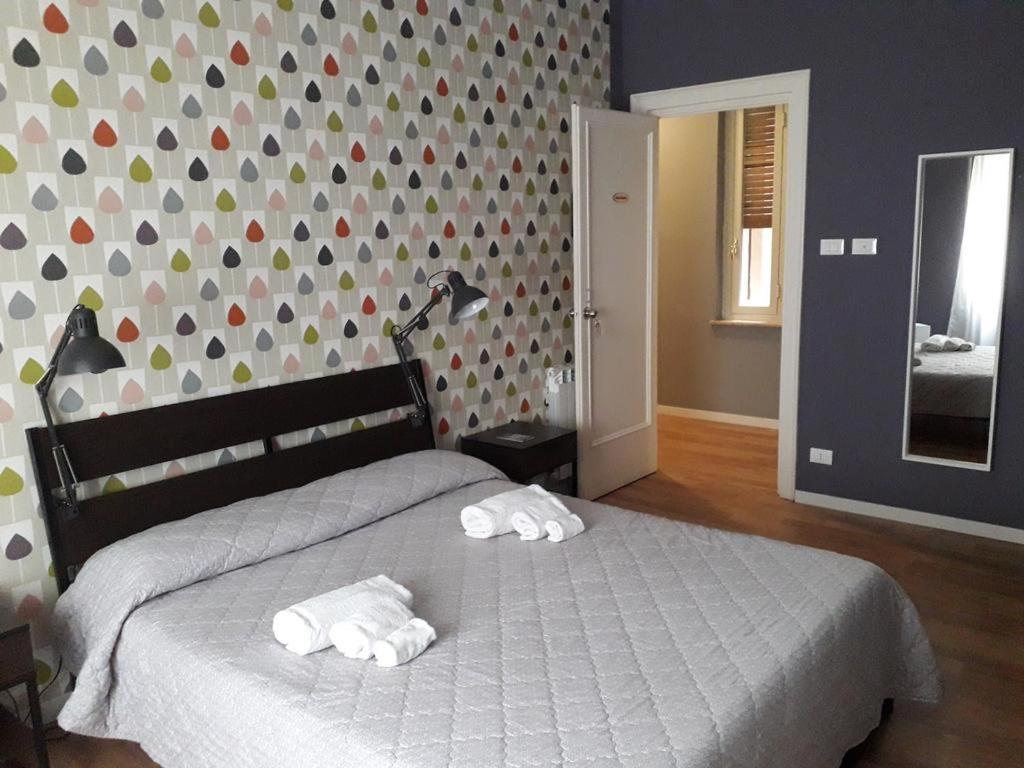 1 dormitorio con 1 cama con 2 toallas en Zammù, en Palermo
