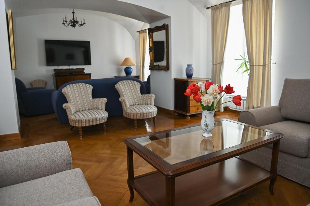 salon z wazą kwiatów na stoliku do kawy w obiekcie Rákóczi-Dessewffy Kastély Vendégház w Tokaju