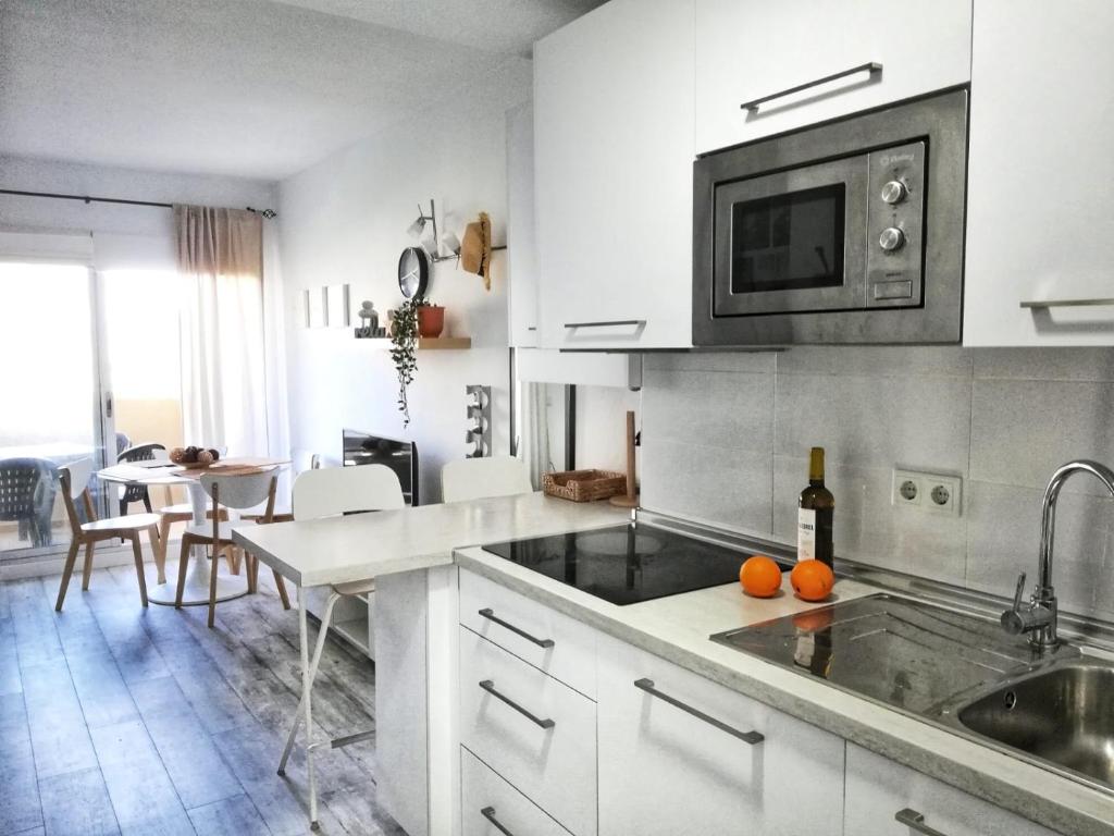 A kitchen or kitchenette at Benal Beach Holidays