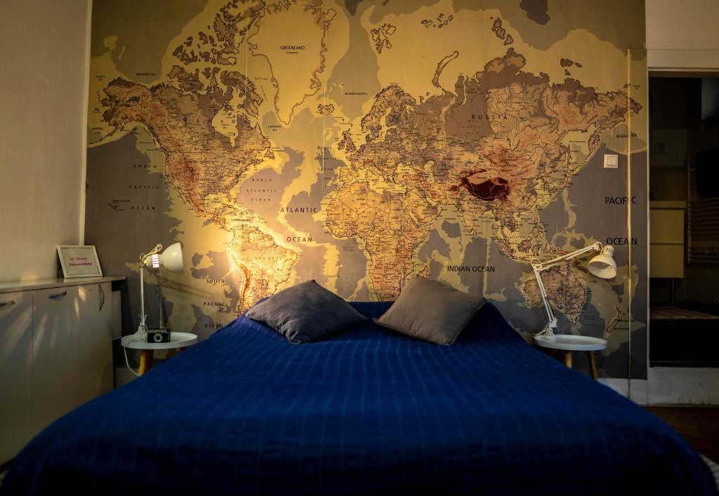 1 dormitorio con 1 cama azul y un mapa grande en la pared en Fifty shades of travel, en Brasov