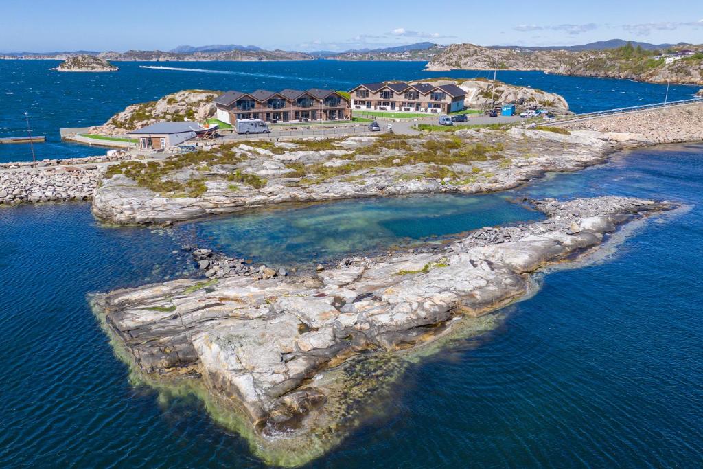 una vista aérea de una isla en el agua en Lauvøy Feriesenter, en Askøy