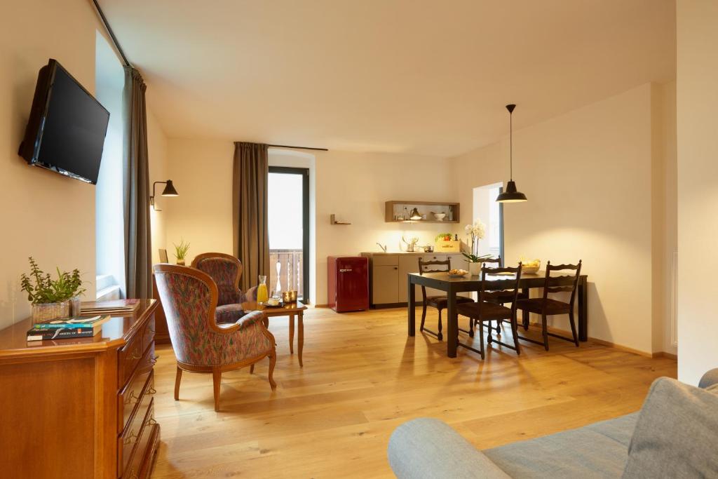 Telewizja i/lub zestaw kina domowego w obiekcie Historic Guesthouse BIRCHER B&B Apartments near Sterzing