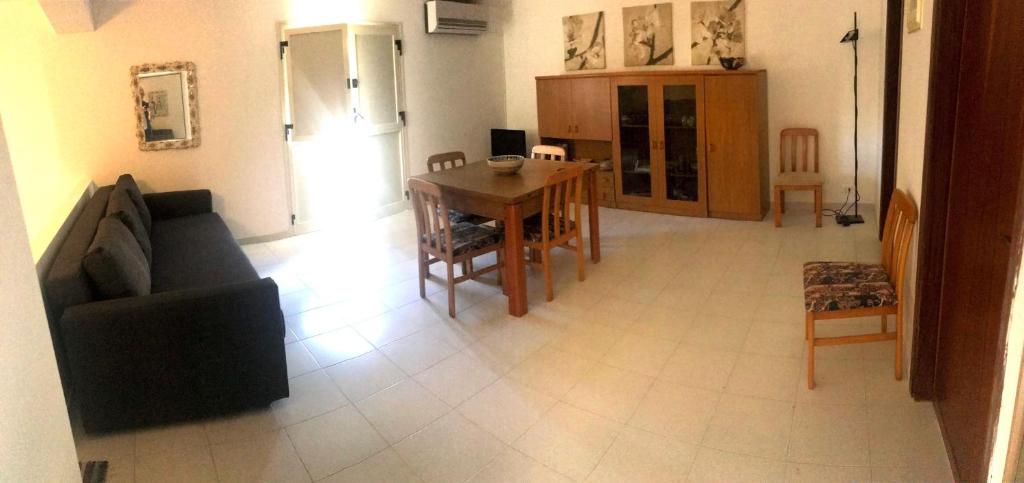 聖維托羅卡波的住宿－Casa Giummarra al primo piano，客厅配有沙发和桌椅