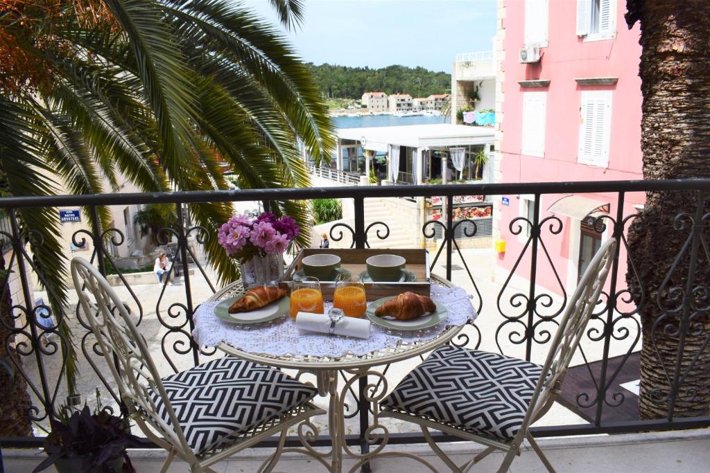 una mesa con comida en la parte superior de un balcón en Apartment Adriatica City en Makarska
