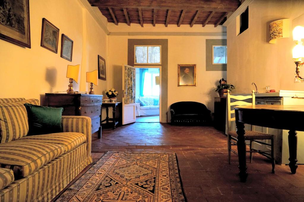 A seating area at B&B Alla Corte dei Medici