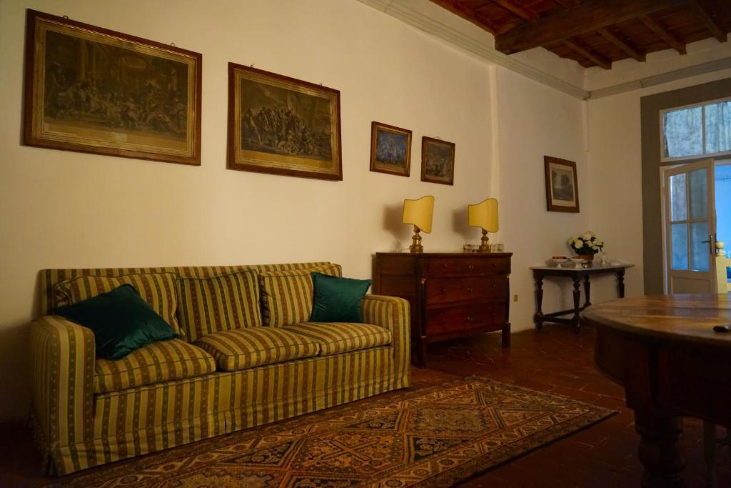 A seating area at B&B Alla Corte dei Medici