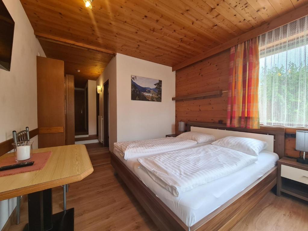 Postel nebo postele na pokoji v ubytování Aparthotel Buchauer-Tirol