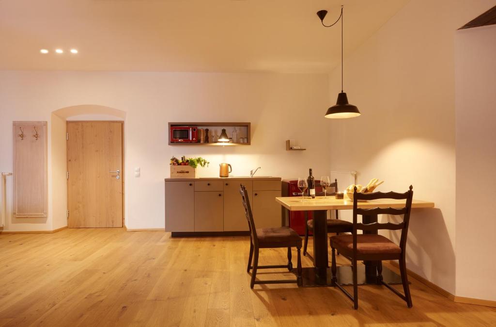 Zdjęcie z galerii obiektu Historic Guesthouse BIRCHER B&B Apartments near Sterzing w mieście Freienfeld