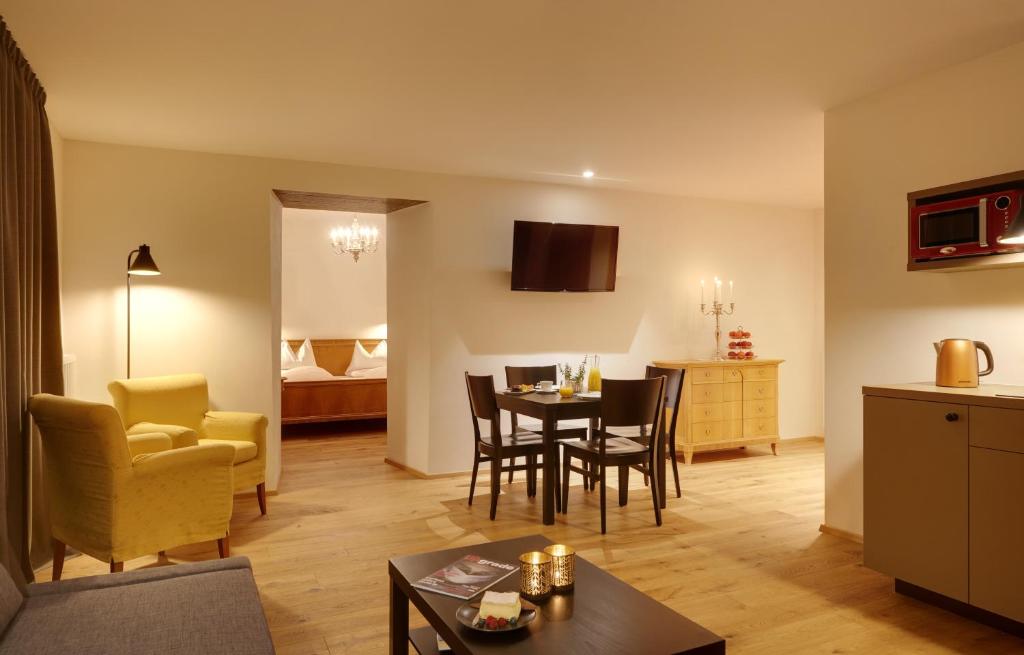 Telewizja i/lub zestaw kina domowego w obiekcie Historic Guesthouse BIRCHER B&B Apartments near Sterzing