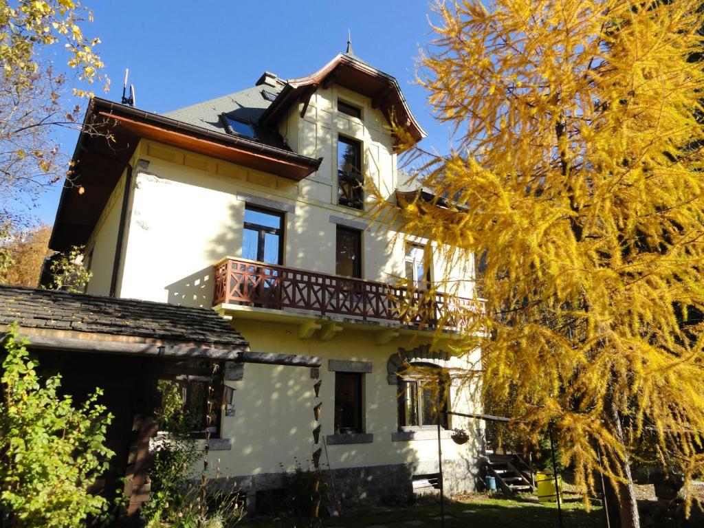 Casa blanca con balcón en la parte superior. en Les Glaciers - Appartement 1, en Chamonix-Mont-Blanc