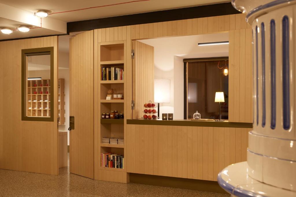 Biblioteka w aparthotelu