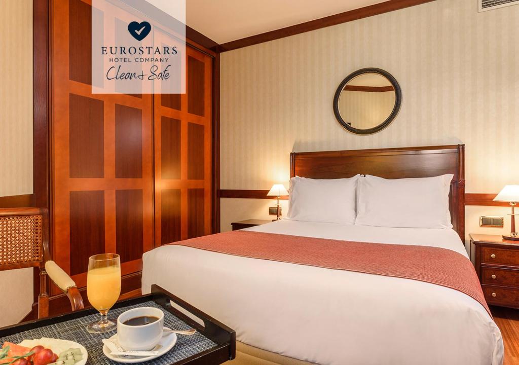Cama o camas de una habitación en Eurostars Gran Hotel Santiago