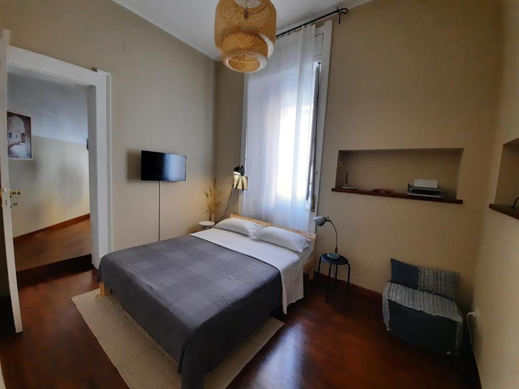 ein Schlafzimmer mit einem Bett und einem großen Fenster in der Unterkunft La Casa di Carta in Reggio di Calabria