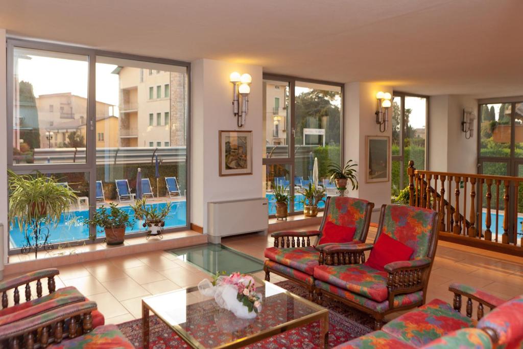 Bazén v ubytování Hotel Idania nebo v jeho okolí