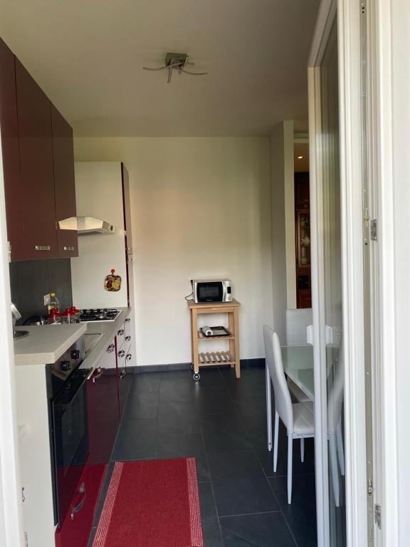 A kitchen or kitchenette at Appartamento Massa