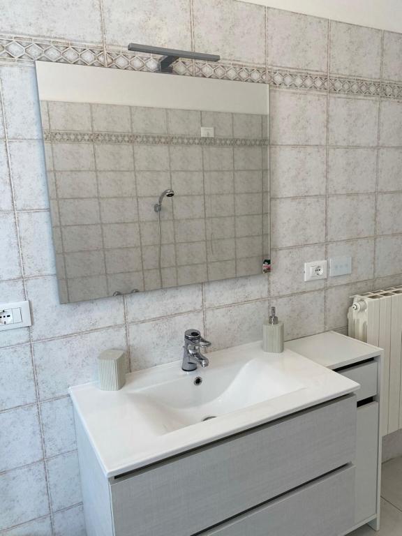 A bathroom at Appartamento Massa