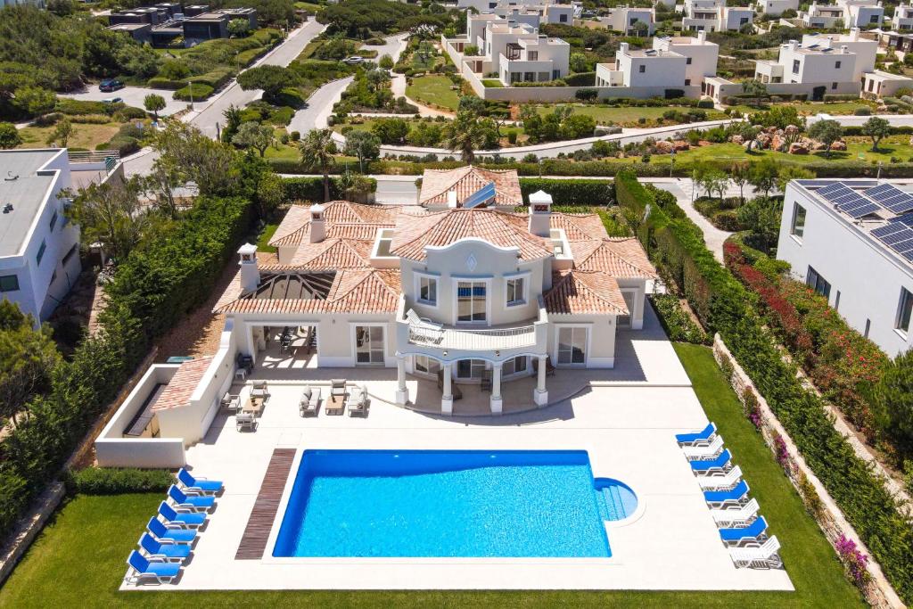 z góry widok na dom z basenem w obiekcie Sea View Villa w mieście Sagres