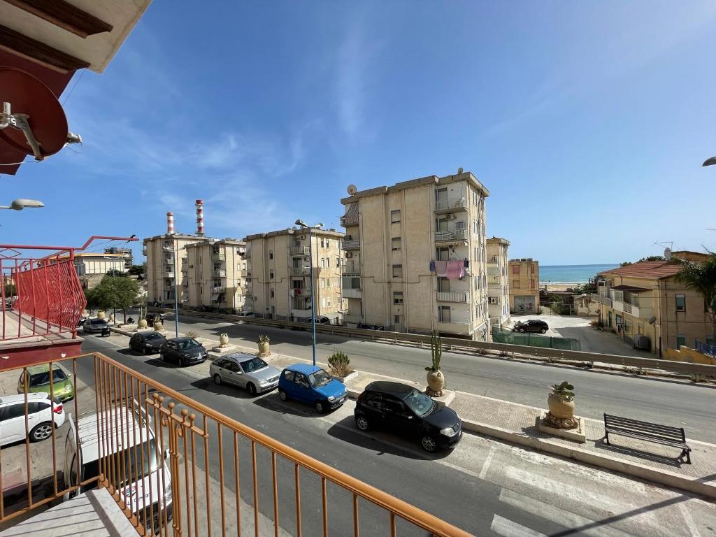 widok na miasto z samochodami zaparkowanymi na ulicy w obiekcie La rosa dei venti, apartment 3 w mieście Porto Empedocle