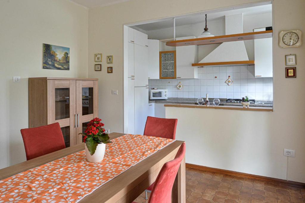 cocina y comedor con mesa y sillas en Appartamento Marconi 35 Pergine Valsugana, en Pergine Valsugana