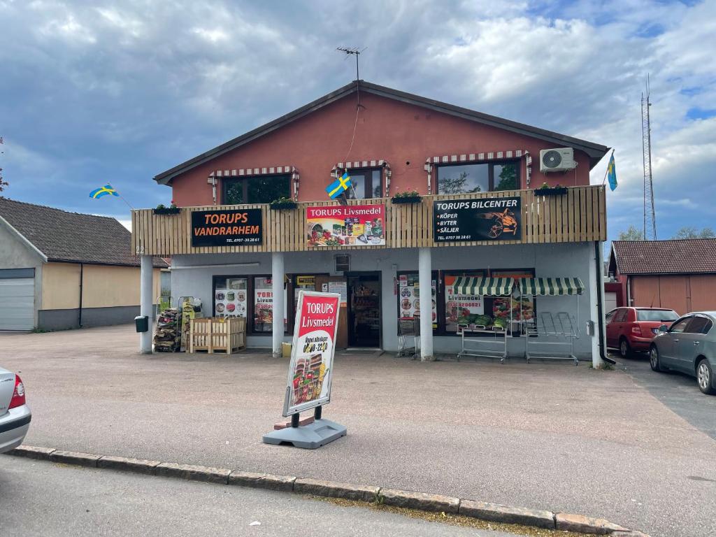 una tienda con un cartel delante de ella en Torups Vandrarhem, en Torup