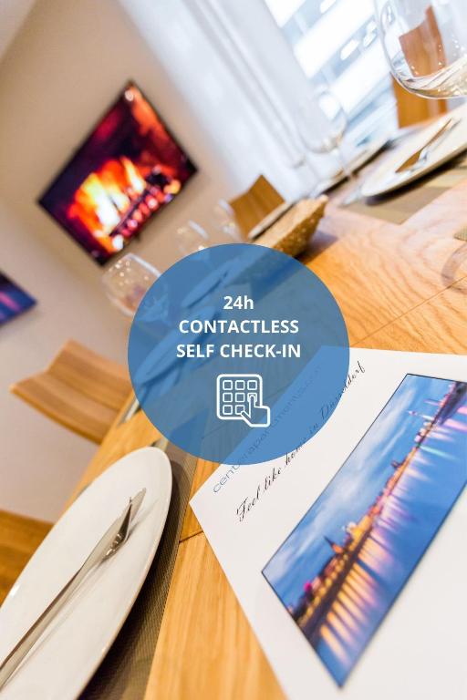 Hotel Centerapartments Tonhallenstraße, a table with a sign that says air confectioness self check in at Centerapartments Tonhallenstraße in Düsseldorf