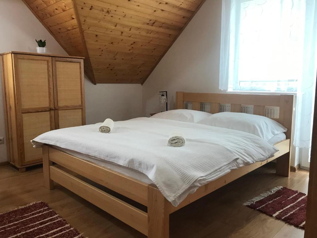 蘇伯萊茲的住宿－Apartmán Michaela，一间卧室配有一张带白色床单的床和一扇窗户。