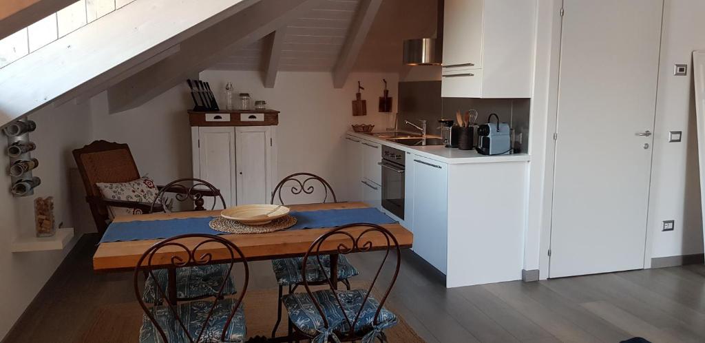 A kitchen or kitchenette at Bellagio Holiday Home