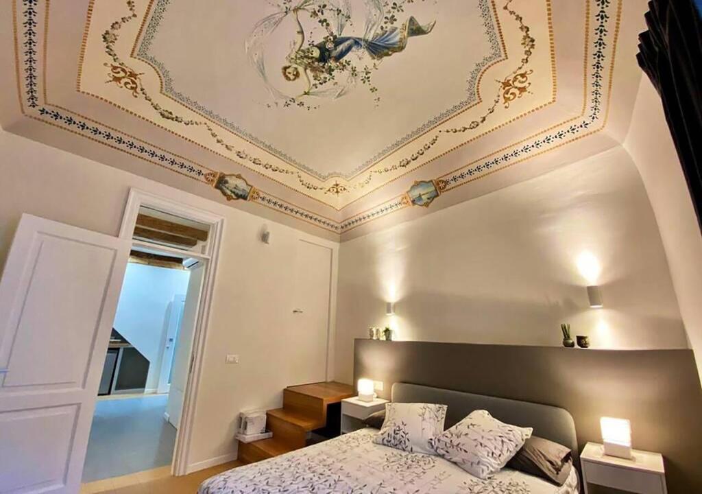 una camera con un soffitto a cassettoni e un letto di Turna Apartment a Cefalù