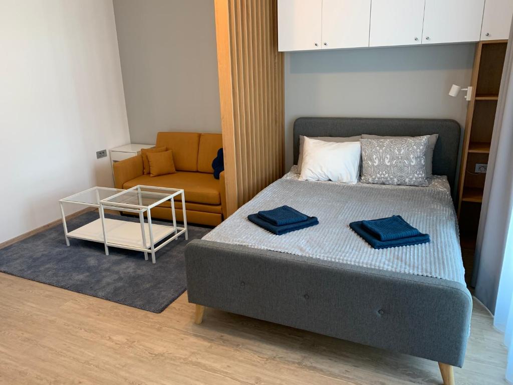 - une chambre avec un lit et 2 serviettes bleues dans l'établissement Comfort Plaza Residence Studio (Lujerului), à Bucarest