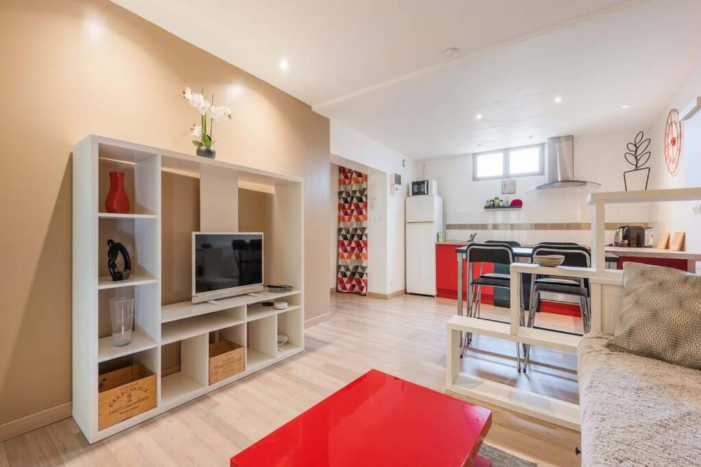 ein Wohnzimmer mit einem Sofa und einer Küche in der Unterkunft studio next to bordeaux city center with a terrace in Bègles